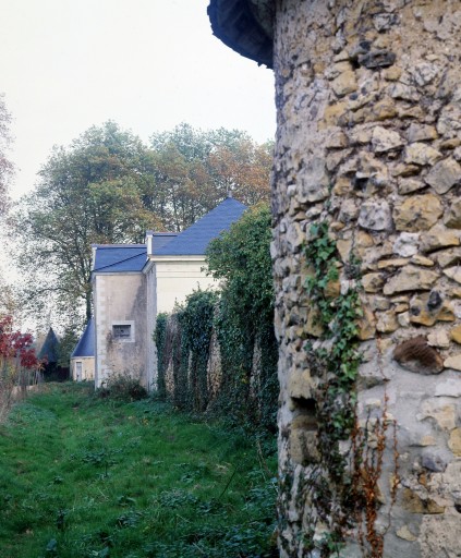 Faces nord et ouest de l'orangerie.