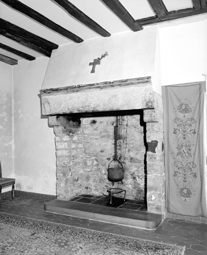 Cheminée au rez-de-chaussée dans l'aile orientale du logis.