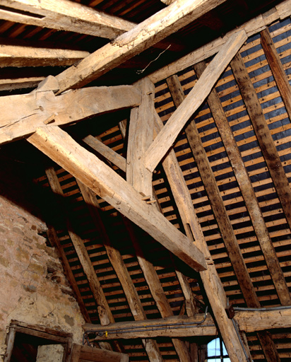 Charpente à droite de l'escalier central.