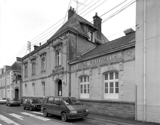 Elévations antérieure et droite.