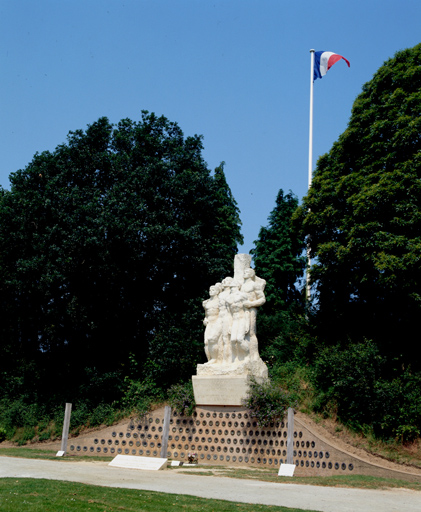 Groupe sculpté (figure colossale) : les fusillés de Châteaubriant