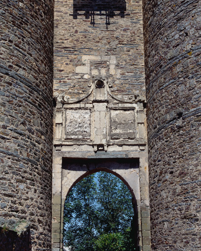 Cartouche au-dessus de la porte du châtelet de la cour.