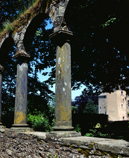 Vestiges de la galerie ouest, une arcade.