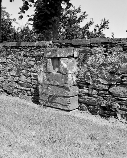 Bahut et base de colonne de la galerie du logis 2.