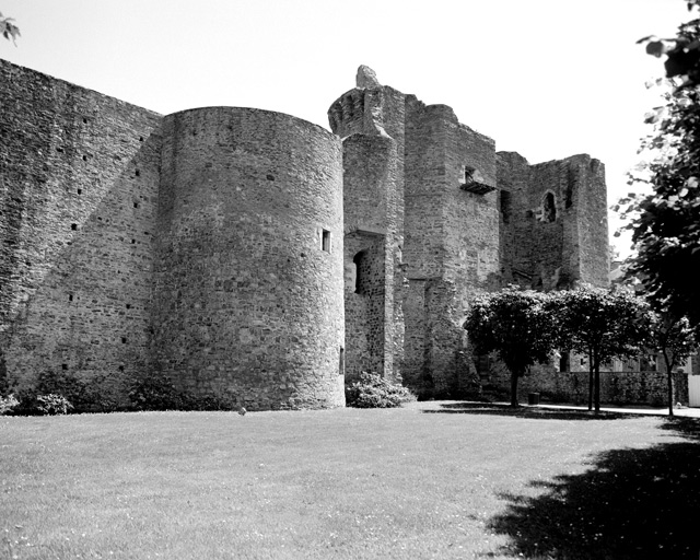 Elévation nord de la tour 3 et du châtelet de la cour.