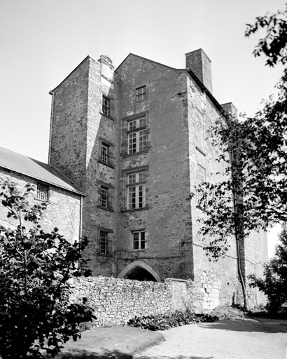 Elévations ouest et nord du châtelet de la basse-cour, dit 'pavillon des champs'.