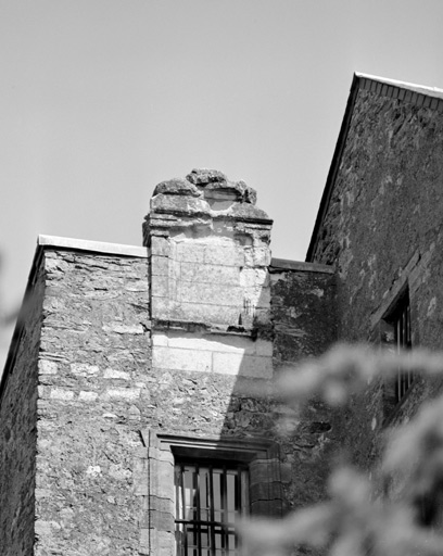 Lucarne sur l'élévation occidentale du châtelet de la basse-cour, dit 'pavillon des champs'.