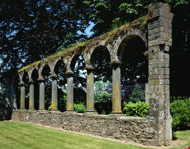 Vestiges de la galerie ouest.