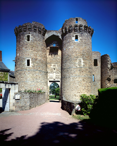 Elévation méridionale du châtelet de la cour.