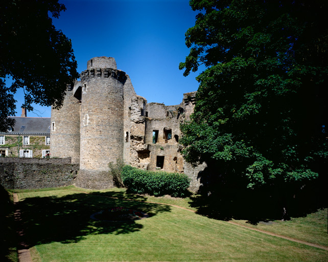 Le châtelet de la cour depuis le sud-est.