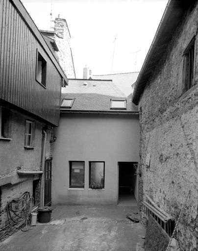 Elévation antérieure du corps rue Basse et galerie latérale.