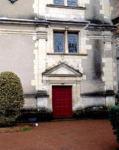 Porte sur l'élévation occidentale du logis 3.