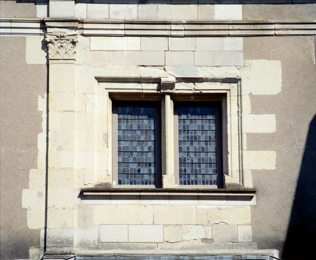 Fenêtre sur l'élévation occidentale du logis 3 éclairant l'escalier en vis.