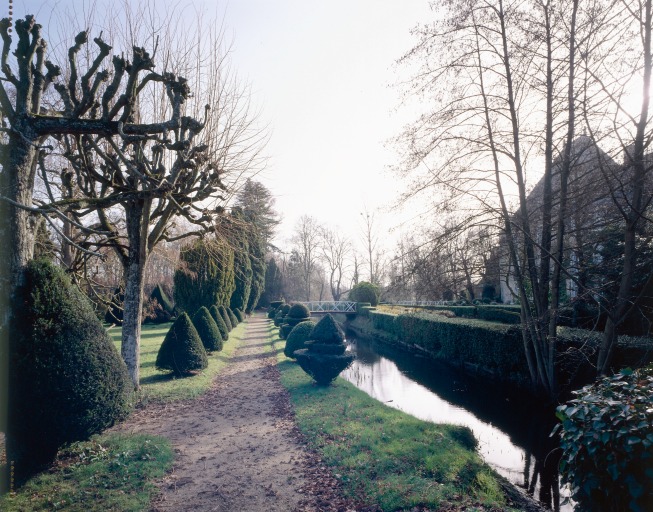 Jardin et douve.