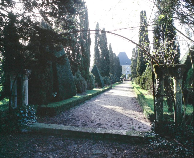 Jardin : alllée de front, et face orientale et la partie centrale du logis.