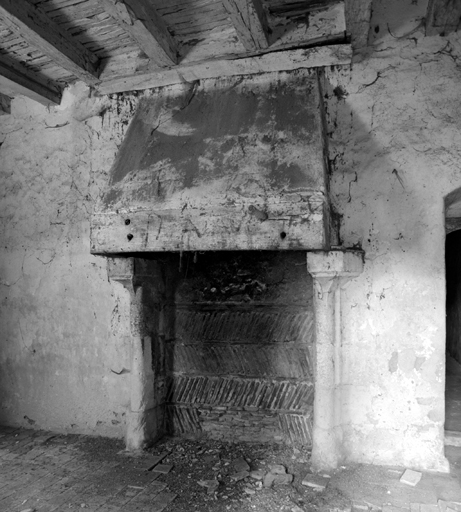 Cheminée dans la petite pièce du logis au rez-de-chaussée.