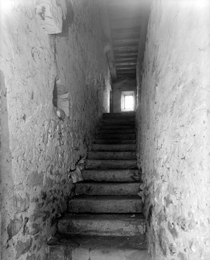 Escalier menant à la salle haute du pavillon nord.