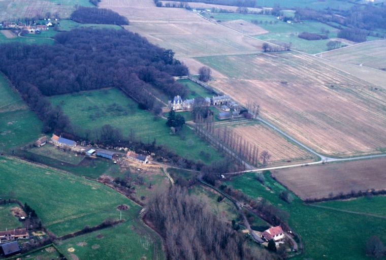 Vue aérienne, ensemble depuis le sud-ouest.