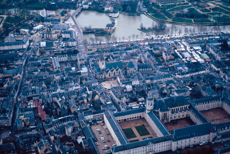 Vue aérienne du centre depuis le nord.