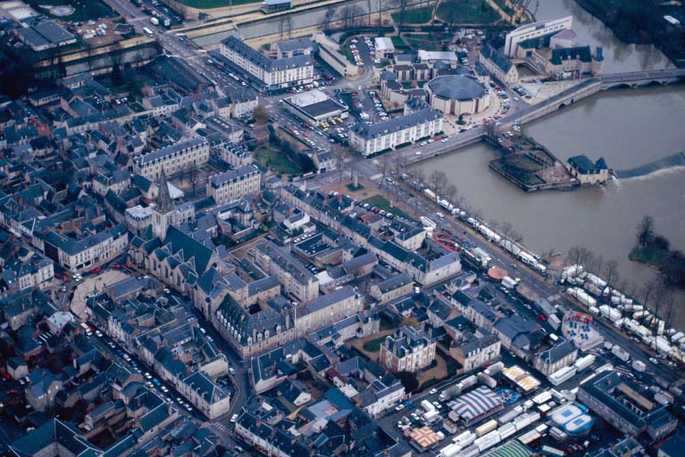 Vue aérienne du centre depuis le nord-ouest.