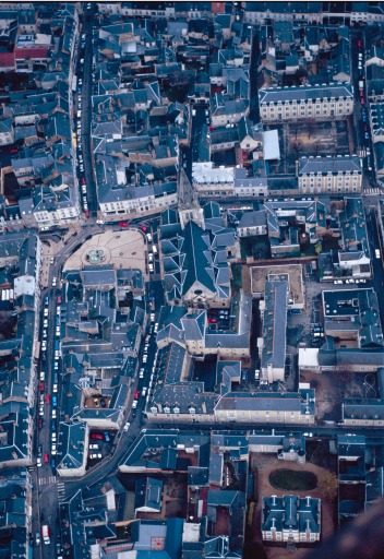 Vue aérienne du centre depuis l'ouest.