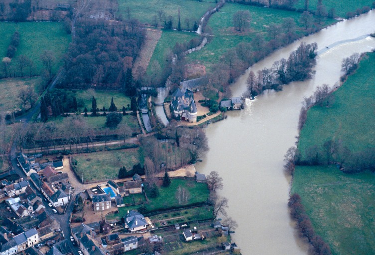 Vue aérienne depuis l'ouest.