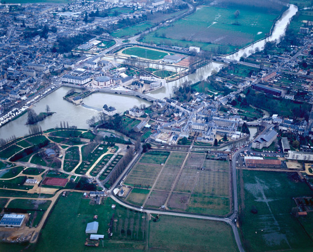 Vue aérienne depuis l'ouest.