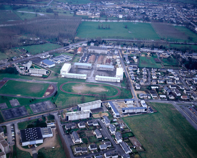 Vue aérienne de la ville depuis le nord-ouest.