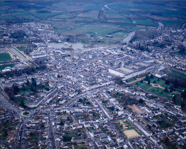 Vue aérienne de la ville depuis le sud-ouest.