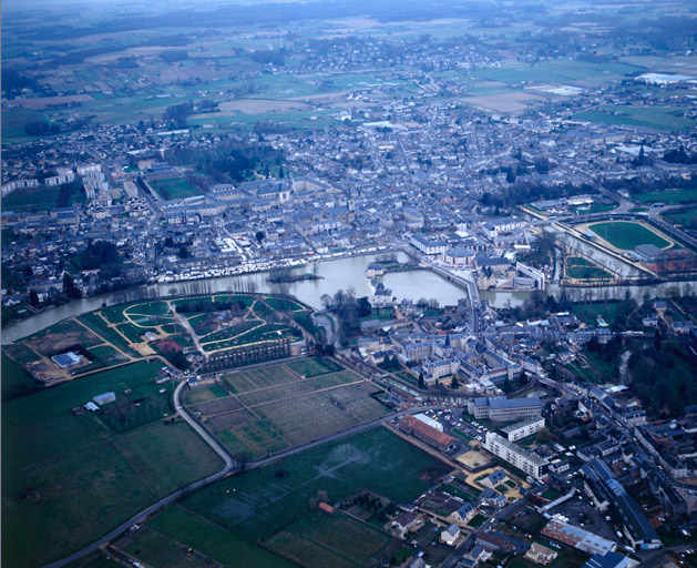 Vue aérienne de la ville depuis le sud.