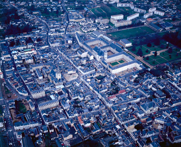 Vue aérienne de la ville depuis l'est.