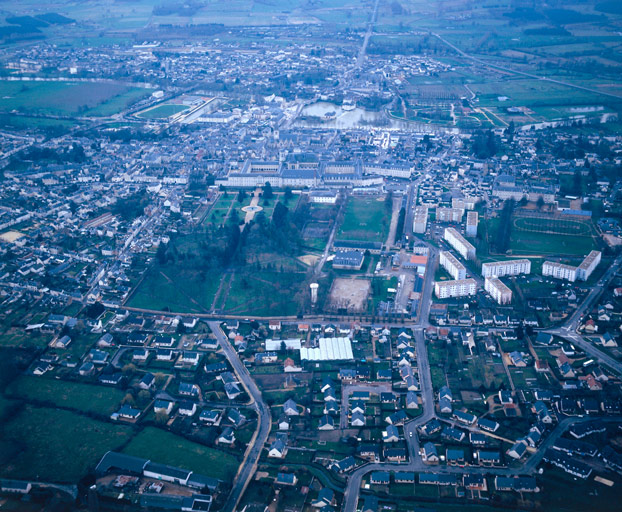 Vue aérienne de la ville depuis le nord.