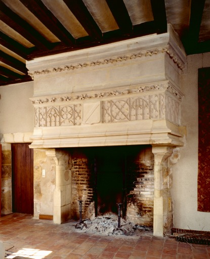 Cheminée au rez-de-chaussée du logis.