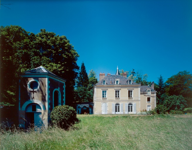 Logis et chapelle depuis le sud.