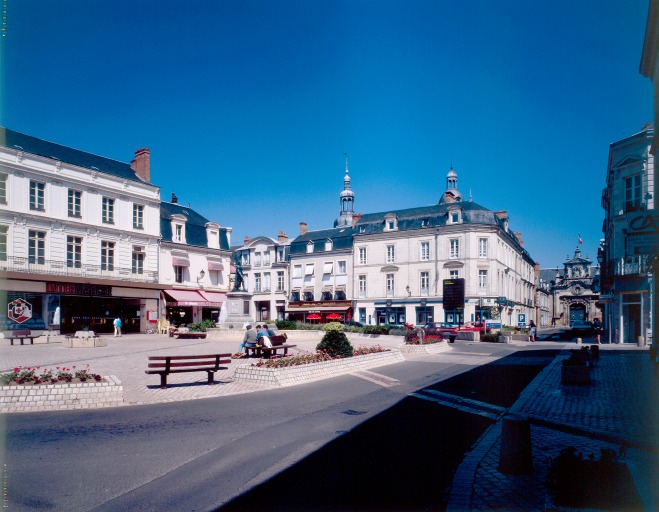 La place Henri-IV depuis le sud-est.