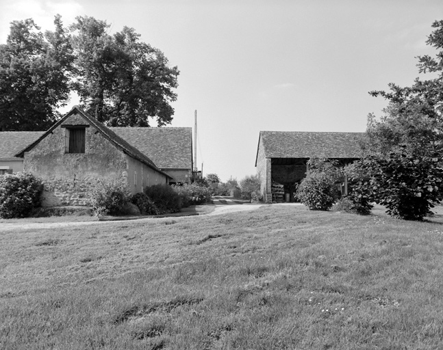 Logis, ancienne porcherie et hangar, ensemble depuis le sud.