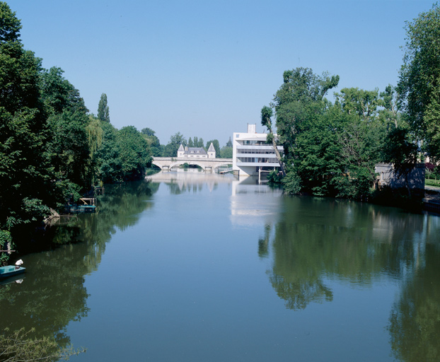 Le Loir au pied de l'hôtel de ville.