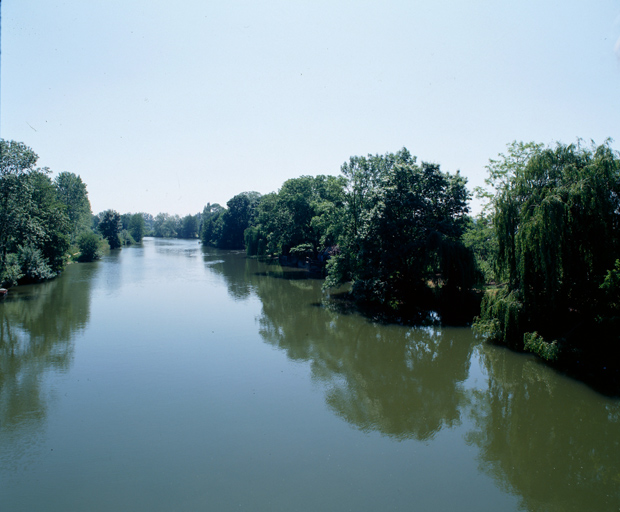 Le Loir en amont de la ville.