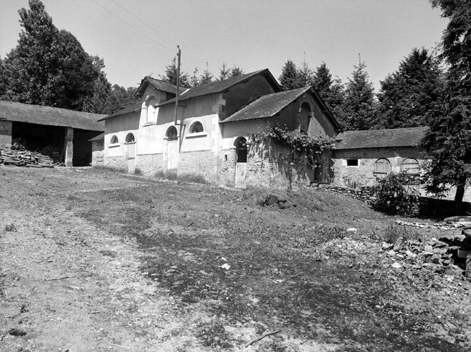 Elévation droite des écuries et porcherie.