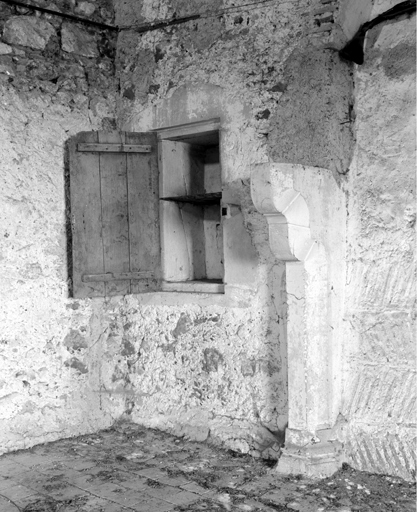 Piédroit de cheminée dans la salle haute dans l'aile nord du logis.