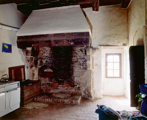 Cheminée au rez-de-chaussée du logis.