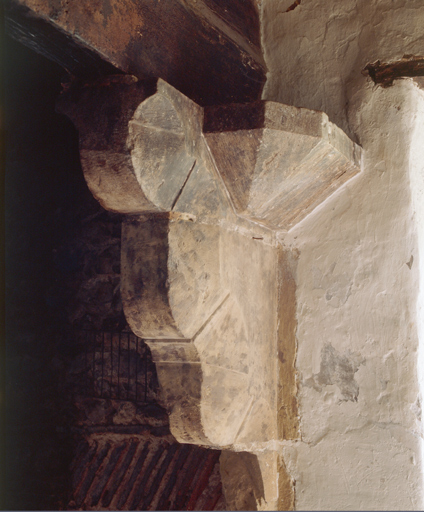 Cheminée au rez-de-chaussée du logis, détail,corbeau.