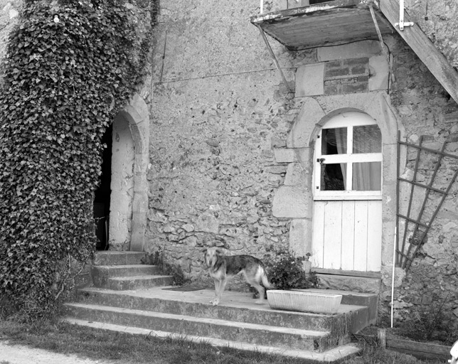 Elévation antérieure du logis, détail, les portes.