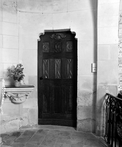 Vantail de la porte de l'ancienne sacristie, dans l'absidiole nord.