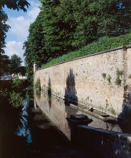 Le fossé de ville, boulevard Jean-Moulin.