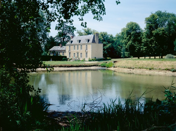 Elévations antérieure et droite du logis.