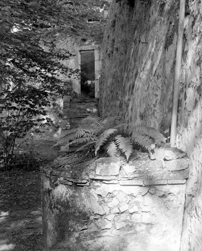 Porte et escalier extérieur menant au jardin, au pied du rempart.