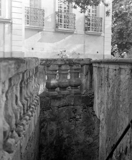 Balustrade de la terrasse aménagée sur le rempart.