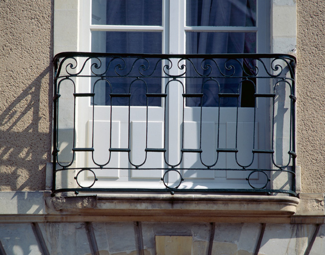 Garde-corps de balcon au-dessus de la porte d'entrée, sur l'élévation antérieure.