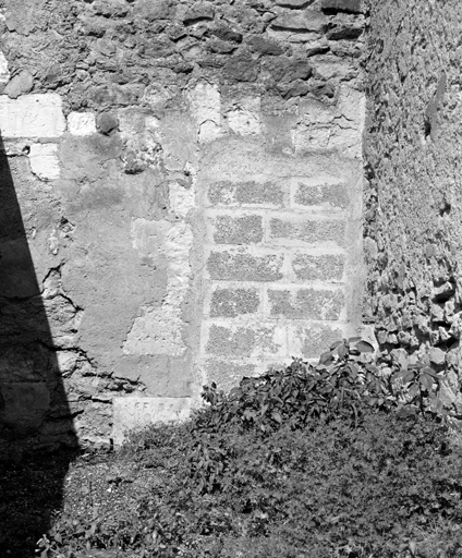 Porte murée dans l'angle sud-est de la cour de l'ancienne prison.